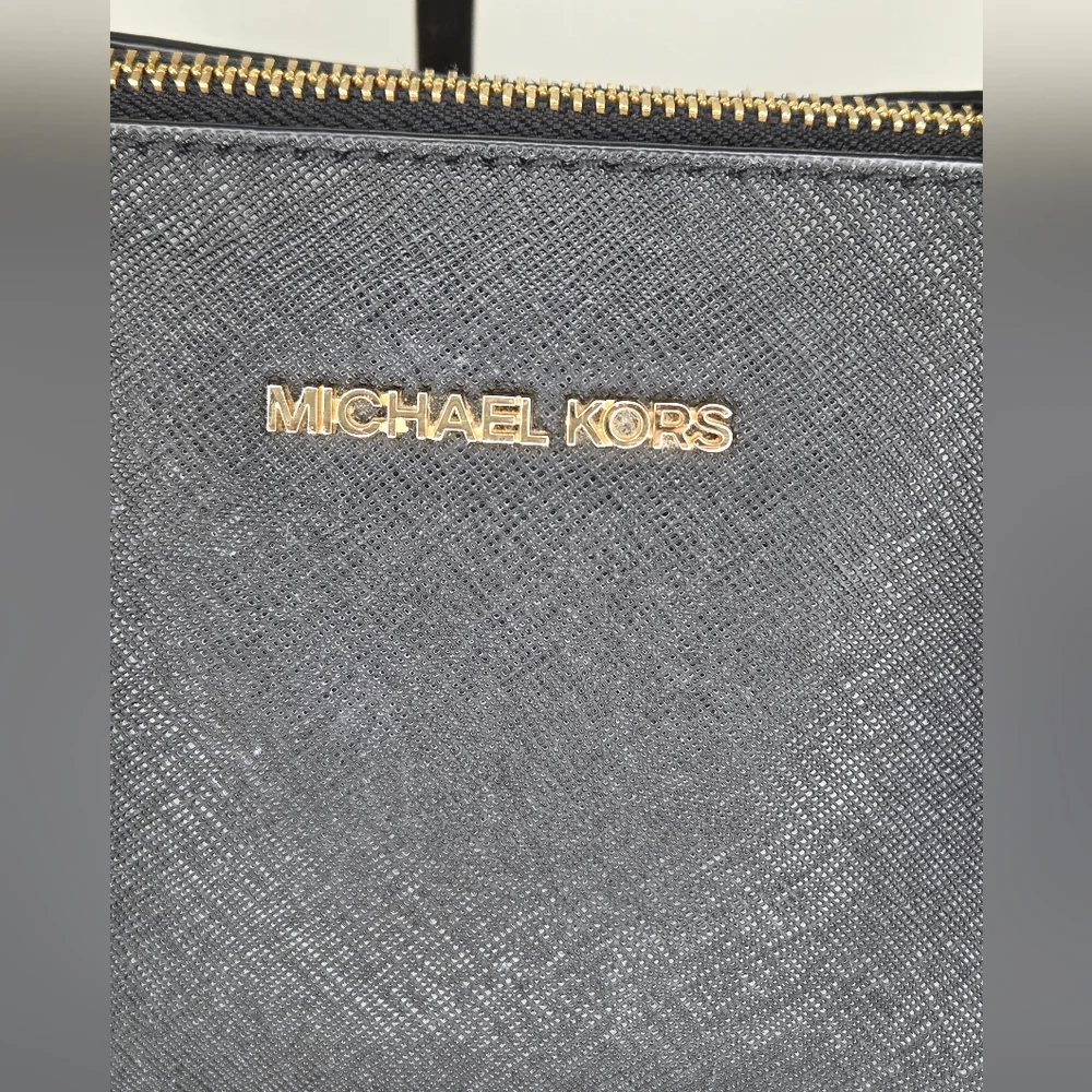 Michael Kors aprox 11"x10"inchs- Black Tote Bag W/ Golden Hardware - Picture 4 of 15